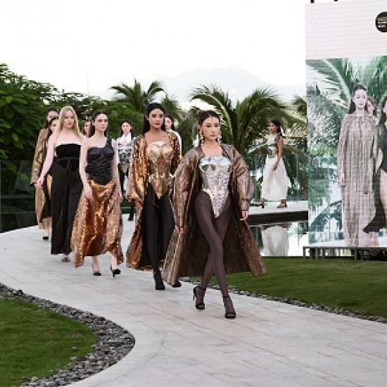 Белорусские дизайнеры Татьяна Ефремова и Ирина Ромбальская представили свою коллекцию «Пятый элемент» на China Fashion Week.